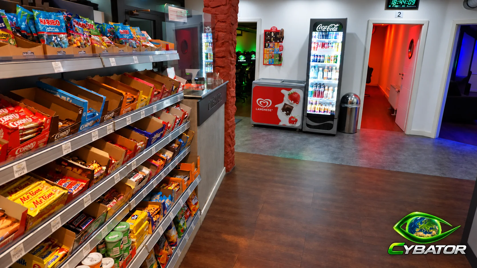 Snacks, Getränke und Gaming-Räume – Cybator