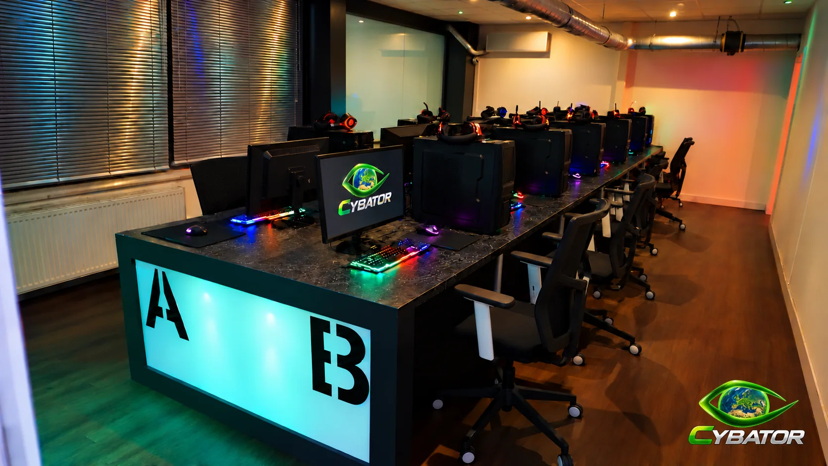 PC-Gaming-Raum mit beleuchteten Spielplätzen – Cybator