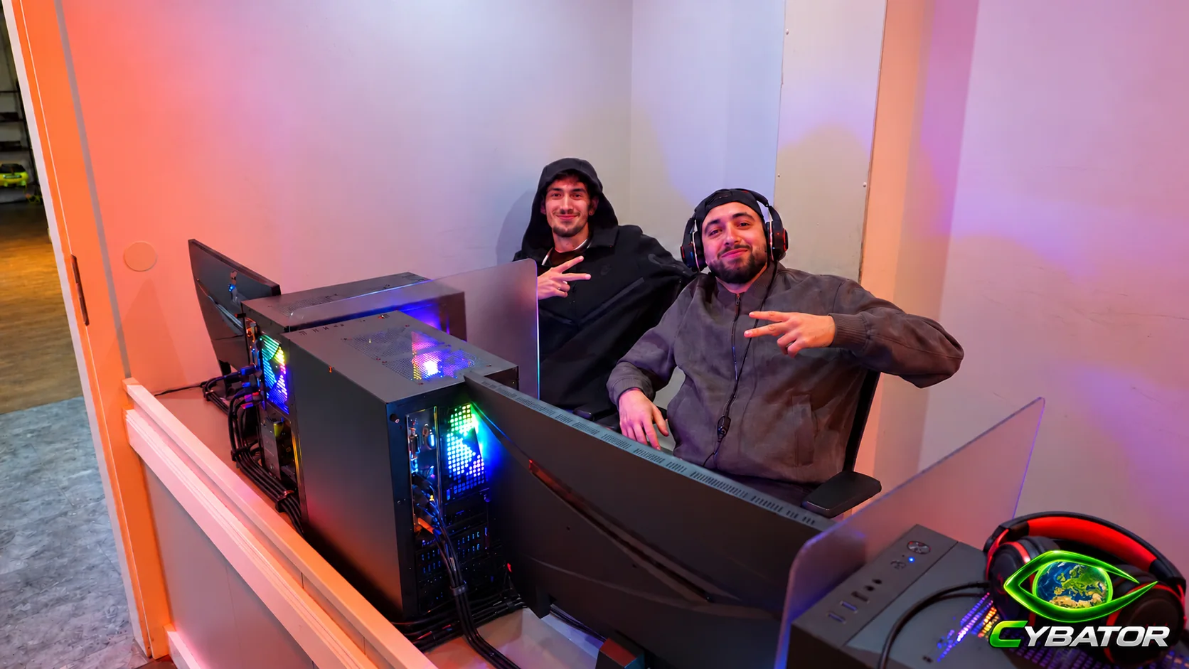 Zwei Gäste an den Gaming-PCs – Cybator